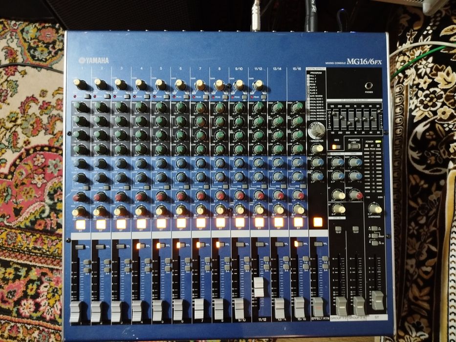 Микшерный пульт Yamaha