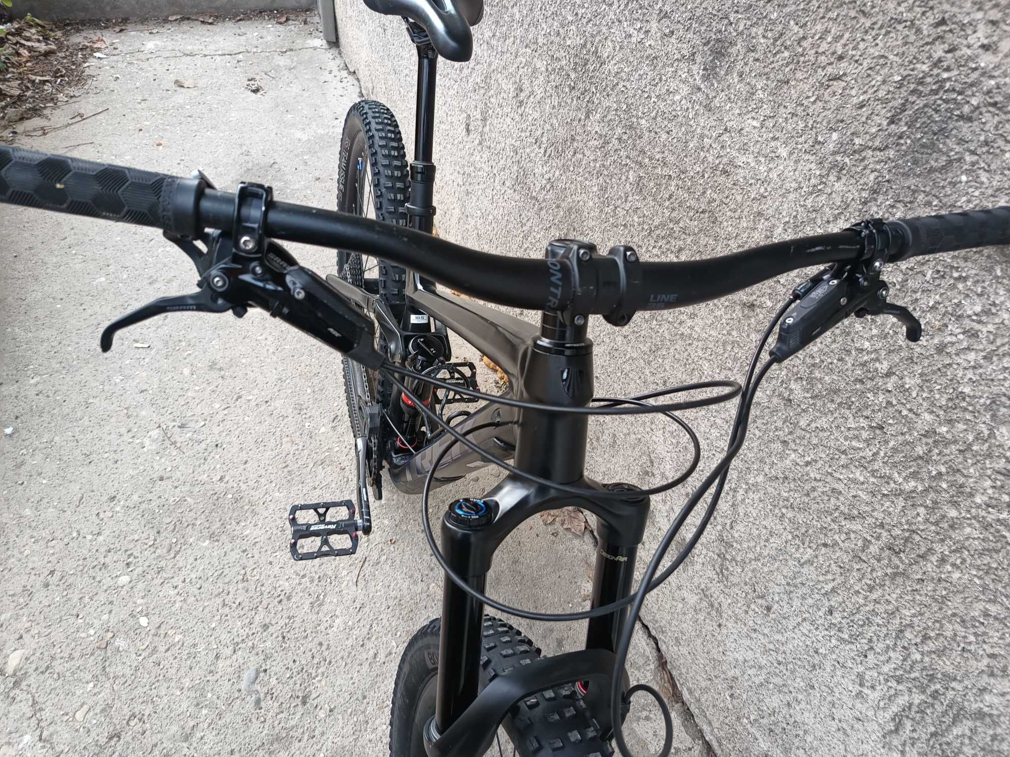 Două biciclete Specialized Status și Trek Slash