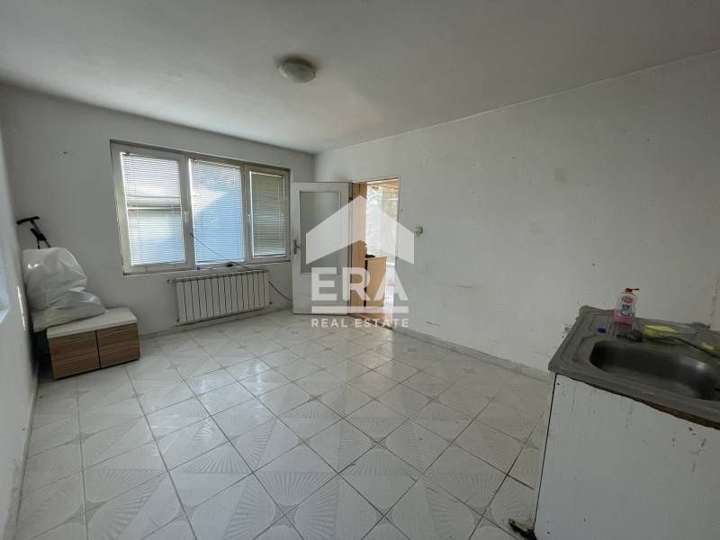 Самостоятелна триетажна къща с четири спални и три бани, с морска пано