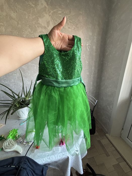 Зеленое платье с ободком