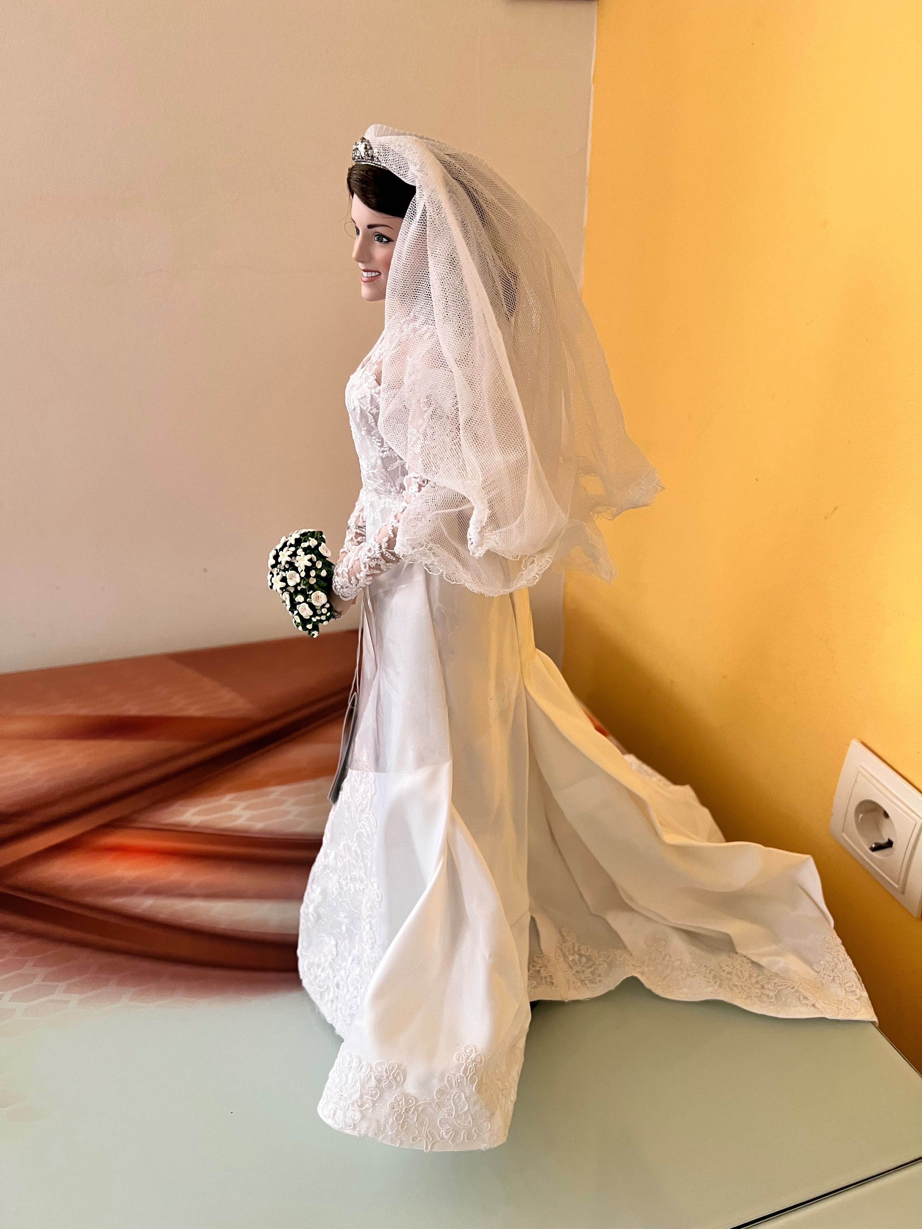 Danbury Mint , The Princess Kate Bride Doll