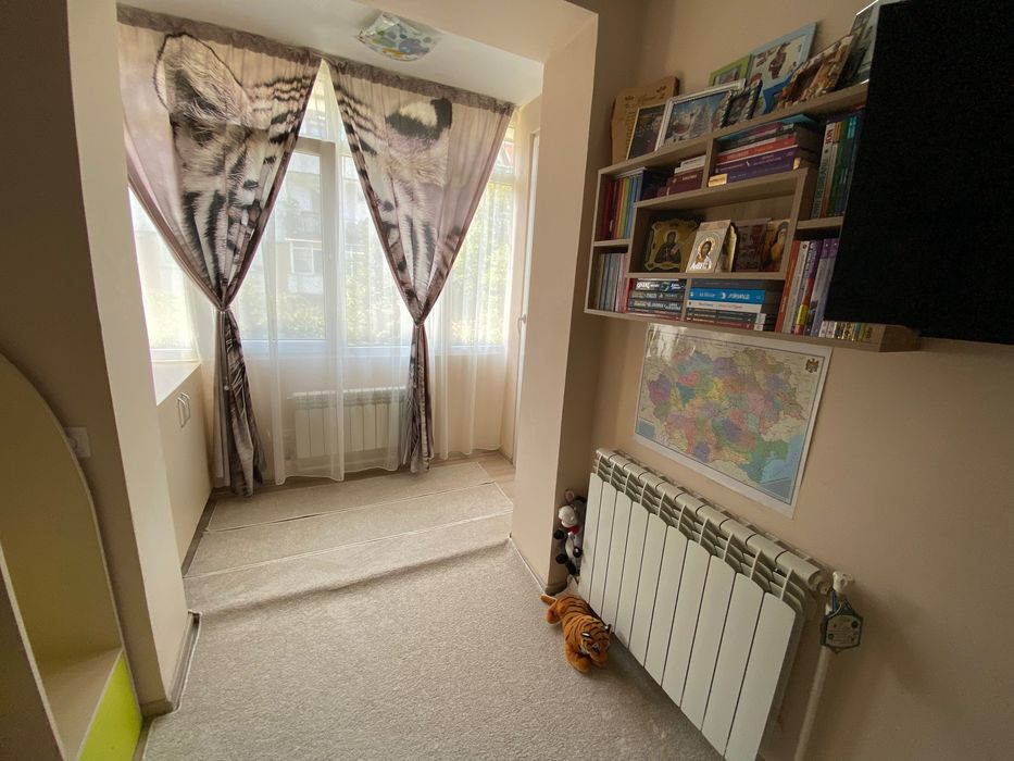 Vând apartament cu două camere.