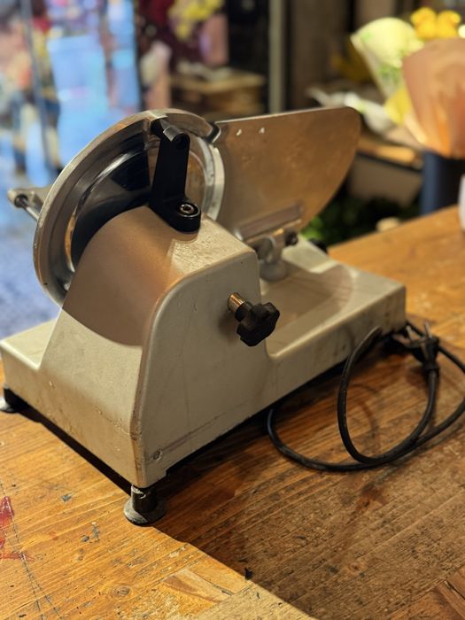 Feliator profesional pret 1000 de lei