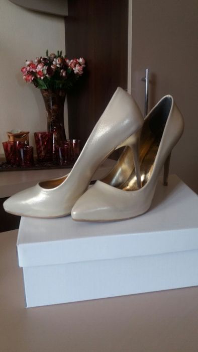 Vand pantofi Stiletto,.mar. 40 cul.sampanie,satinati,toc 11