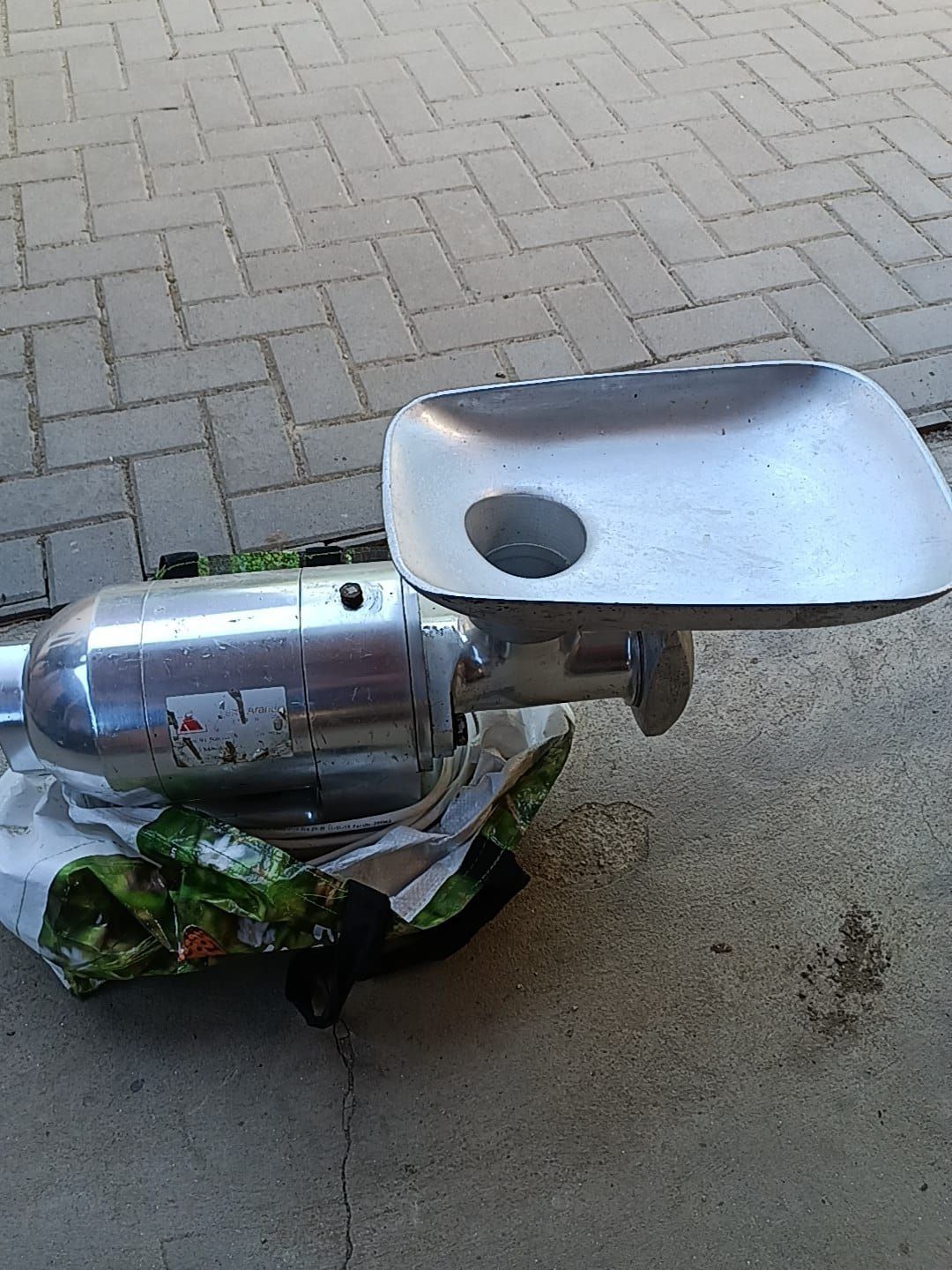 Vând mașină industrială de măcinat carne cu motor monofazic.