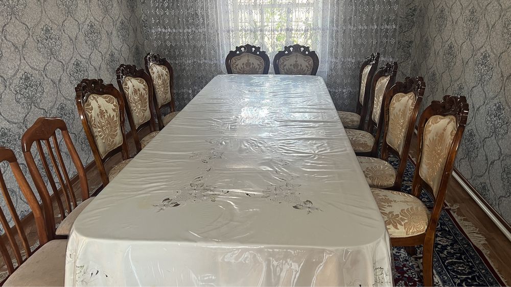 Стол и стулья в хорошем состояний