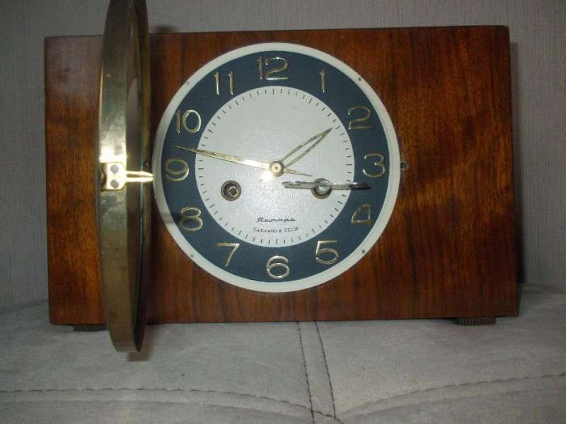 Стар настолен часовник - янтар