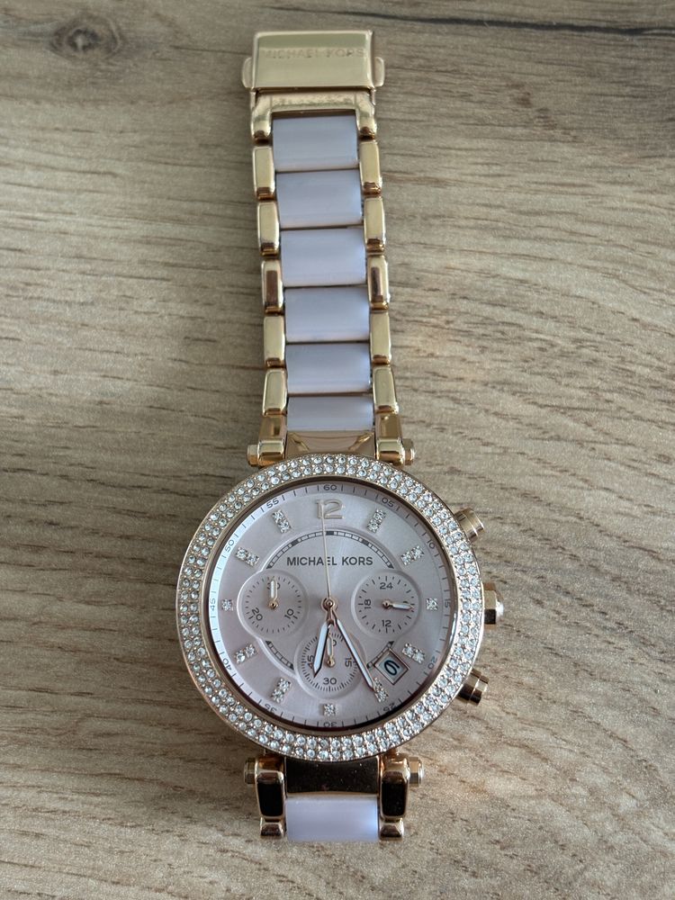 Продавам часовник Michael Kors