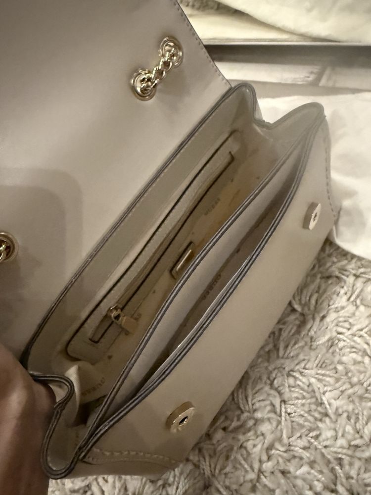 НОВА Дамска чанта Guess