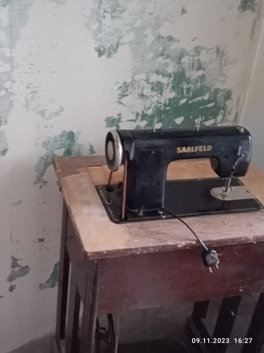 Mașină de cusut electrică din anul 1952