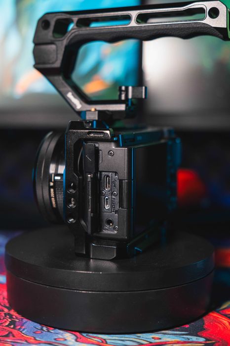 Kit Sony ZV-E10 4K, Cage, Handheld Grip, Baterii si cablu HDMI