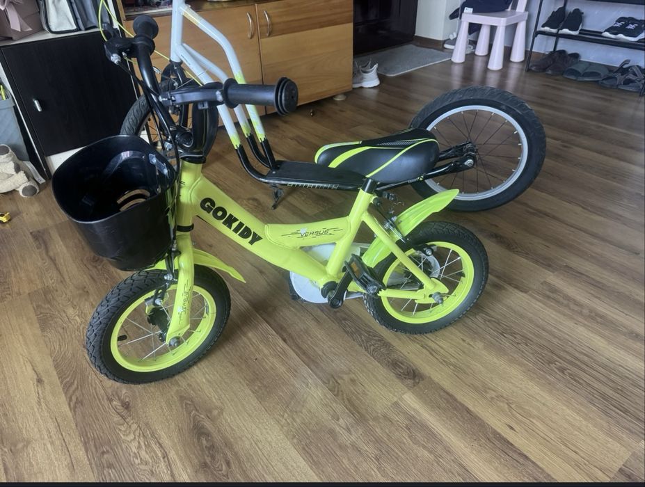 Se vinde bicicletă, si trotinetă.