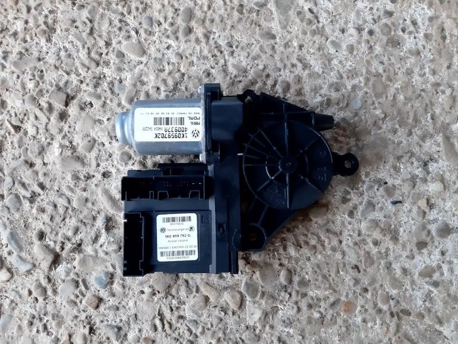 Motoras macara cu modul  dreapta fata VW GOLF 5 / PASSAT B6 / GOLF 5 PLUS cod 1K0959792G