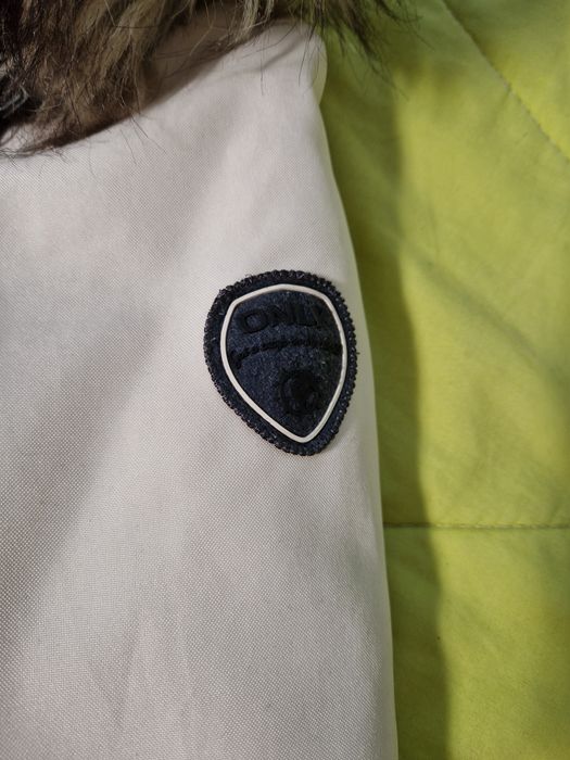 Бяло дамско яке тип парка