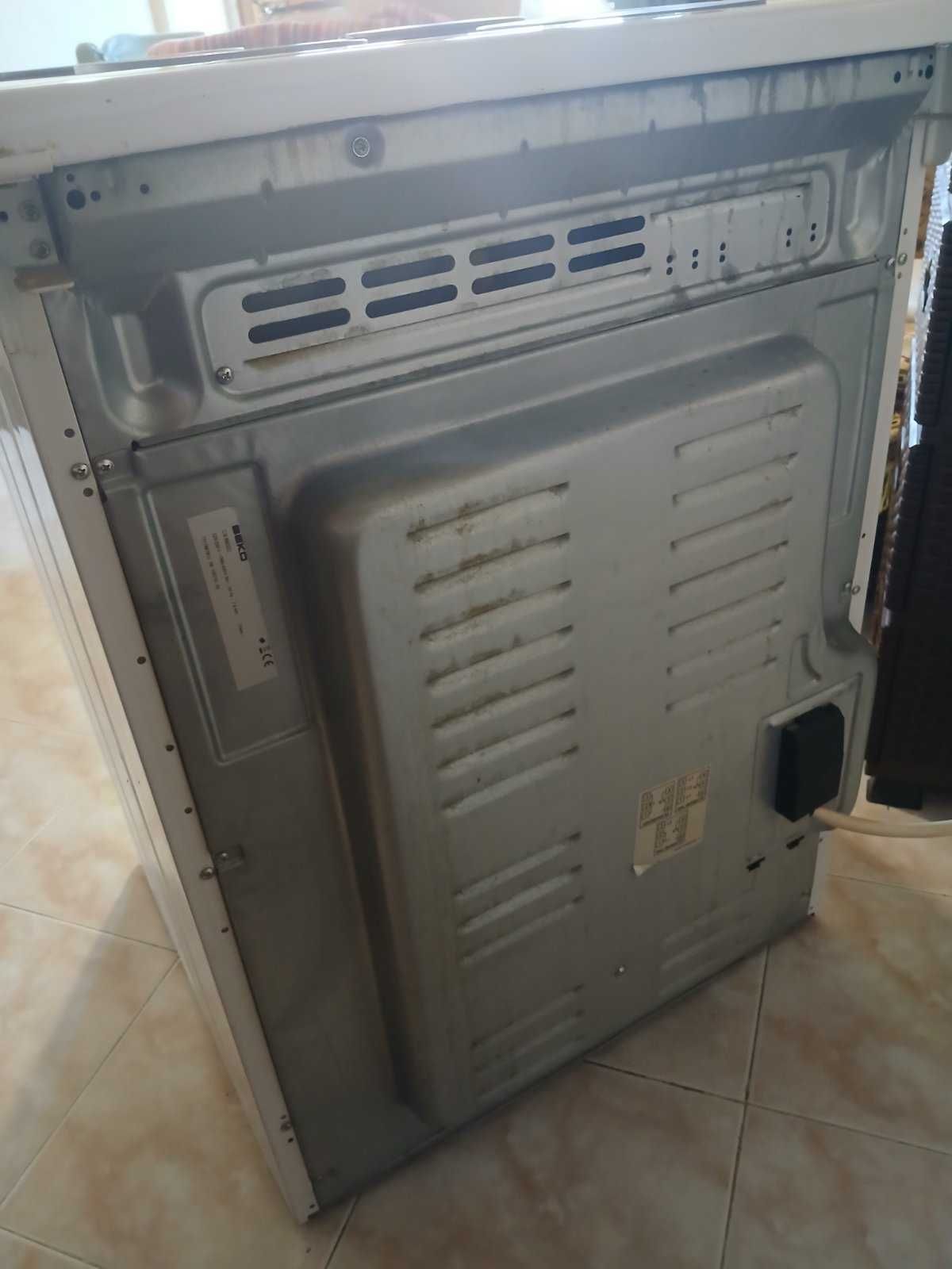 Продавам печка с фурна BEKO и абсорбатор Whirlpool.