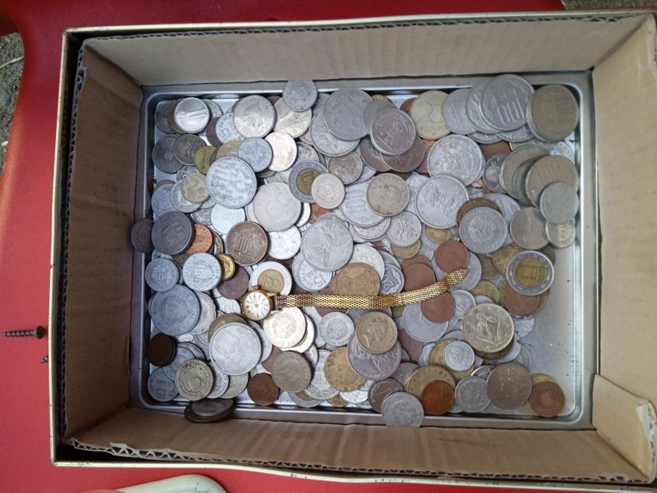 Monede vechi și ceasuri vechi și bormașină manuala veche
