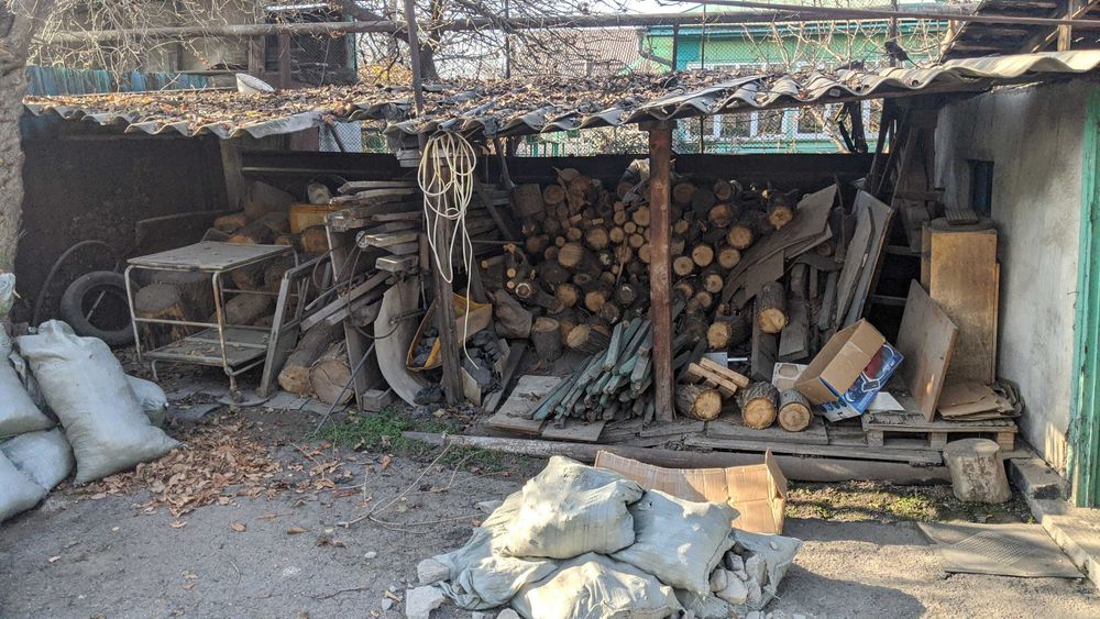 Дрова распиленные с двух деревьев