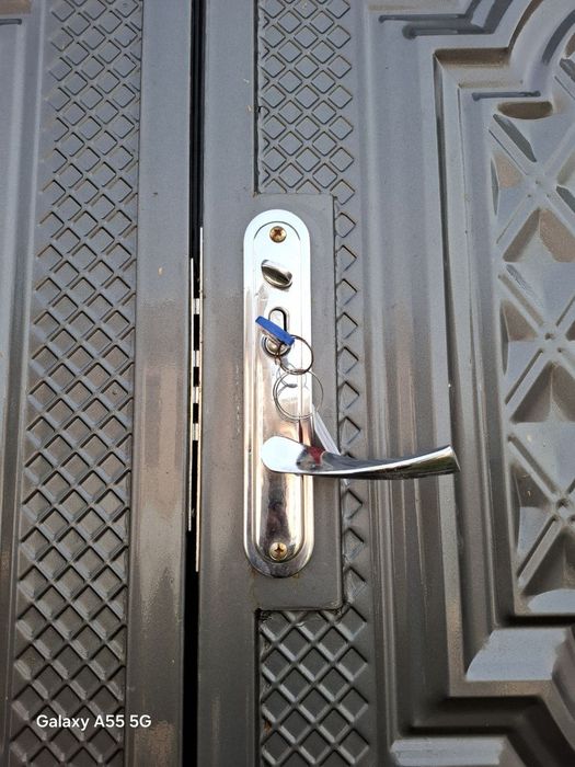 Garaj va padval uchun zoʻr darvoza.