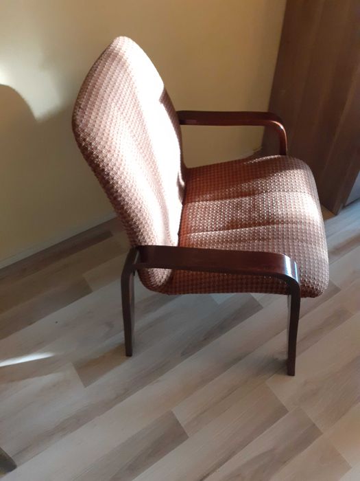 Малък Фотьоил + малка масичка – 52 лева.