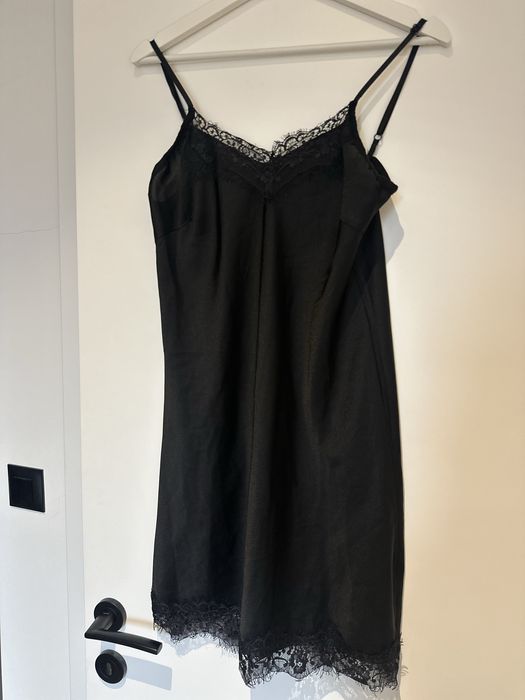 Нова сатенена рокля С размер, с дантела