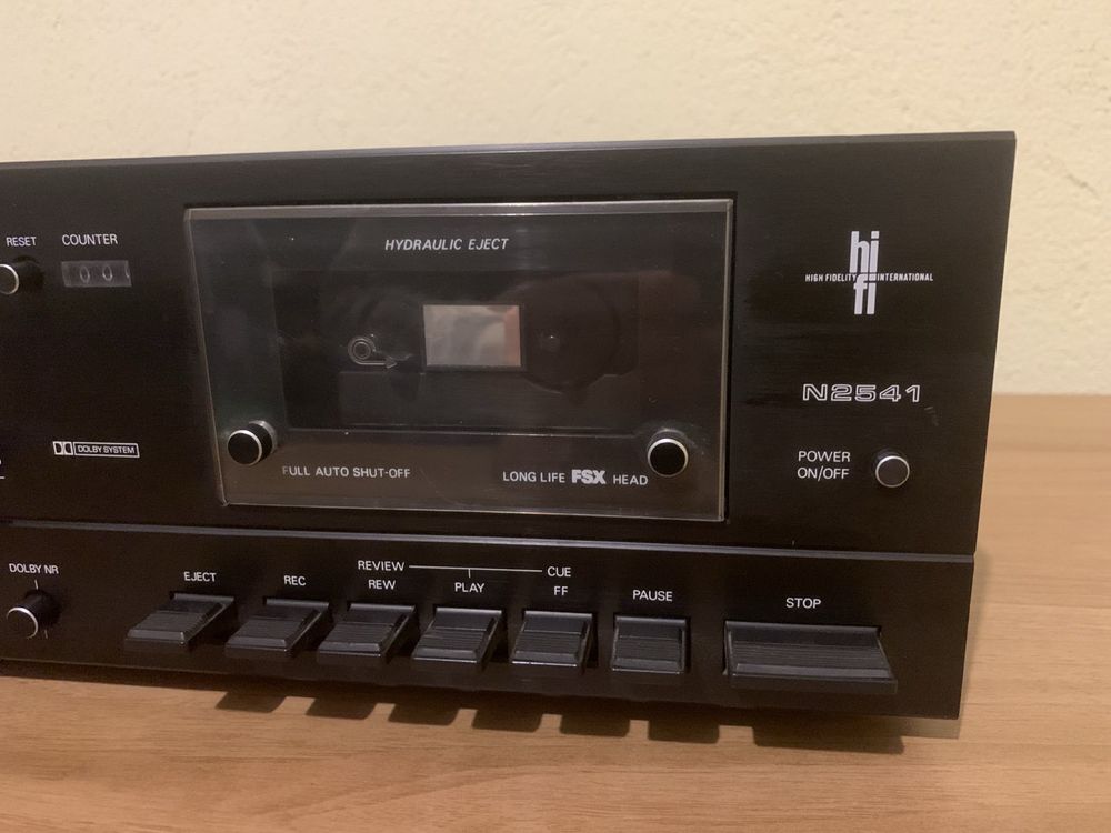 Продавам дек с “чистачки” Philips N2541