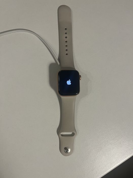 Apple watch SE 40mm GPS золотисто-бежевый