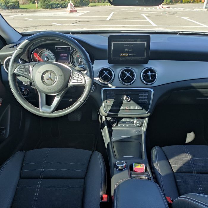 Vand Mercedes GLA 200 benzina.