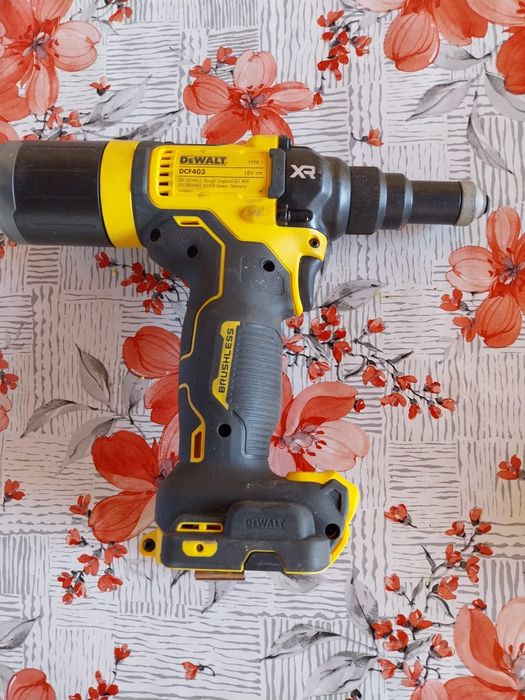 Pistol pocnit dewat corp