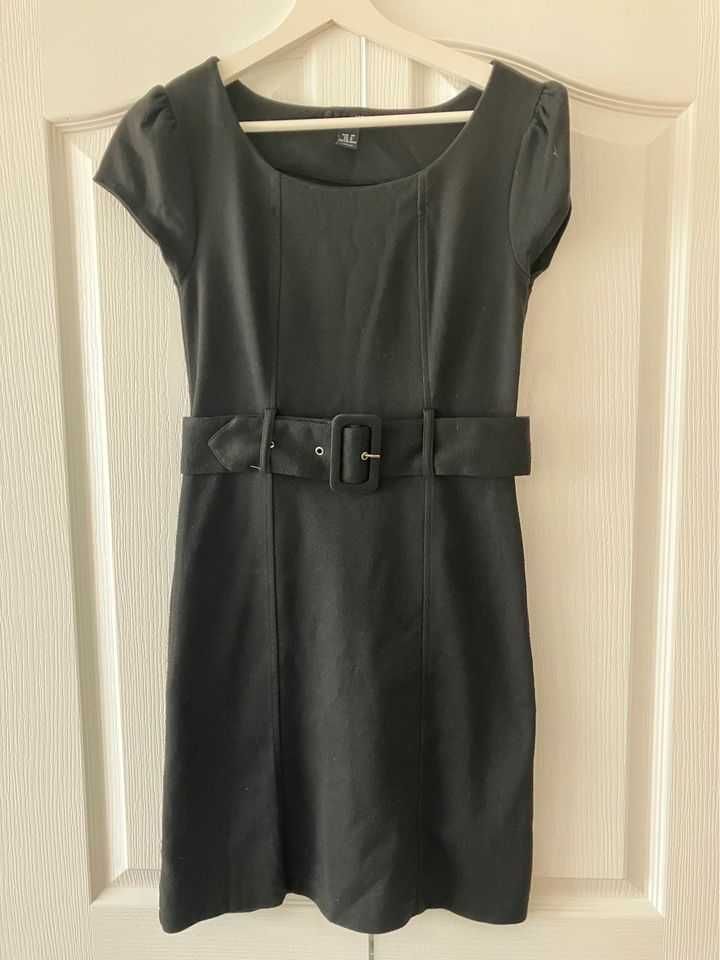Къса черна делова рокля H&M с колан