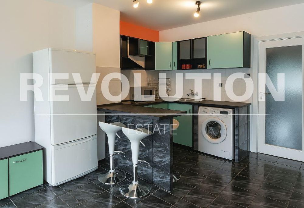 Тристаен апартамент в района на Спортна зала!