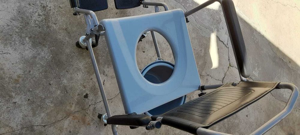 Scaun rulant cu wc/ baie dus/pacienti dizabilitati batrani