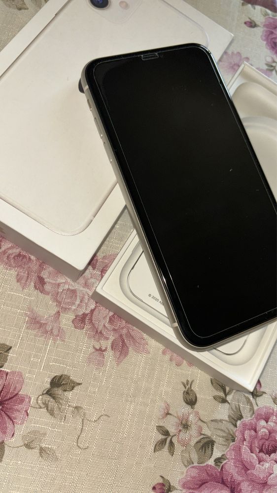 IPhone 11 64GB . Като нов . Още в гаранция !