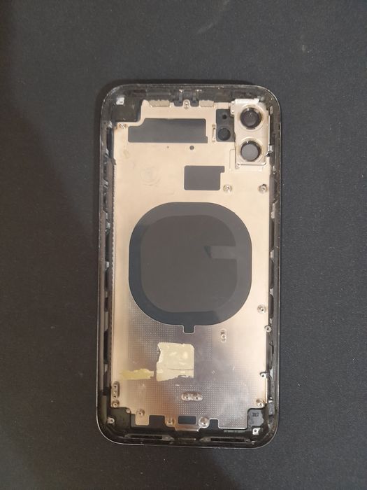 Carcasa iphone 11, negru prezinta defecte