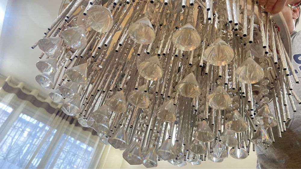 Продам люстру срочно