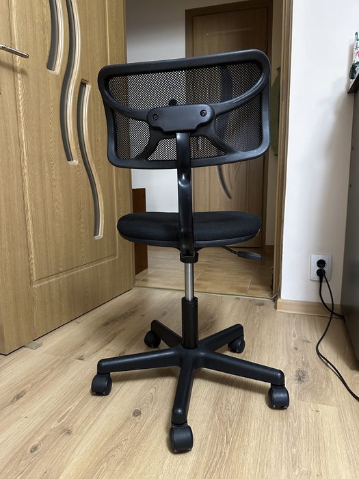 Scaun negru de birou