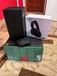 Consola Microsoft Xbox Series X, 1TB, Negru + casti wireless+ stand