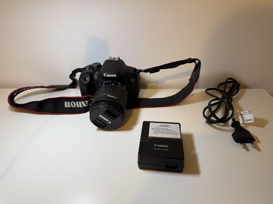 Canon 700D DSLR + obiectiv 18-55mm în stare excelentă ca nou!