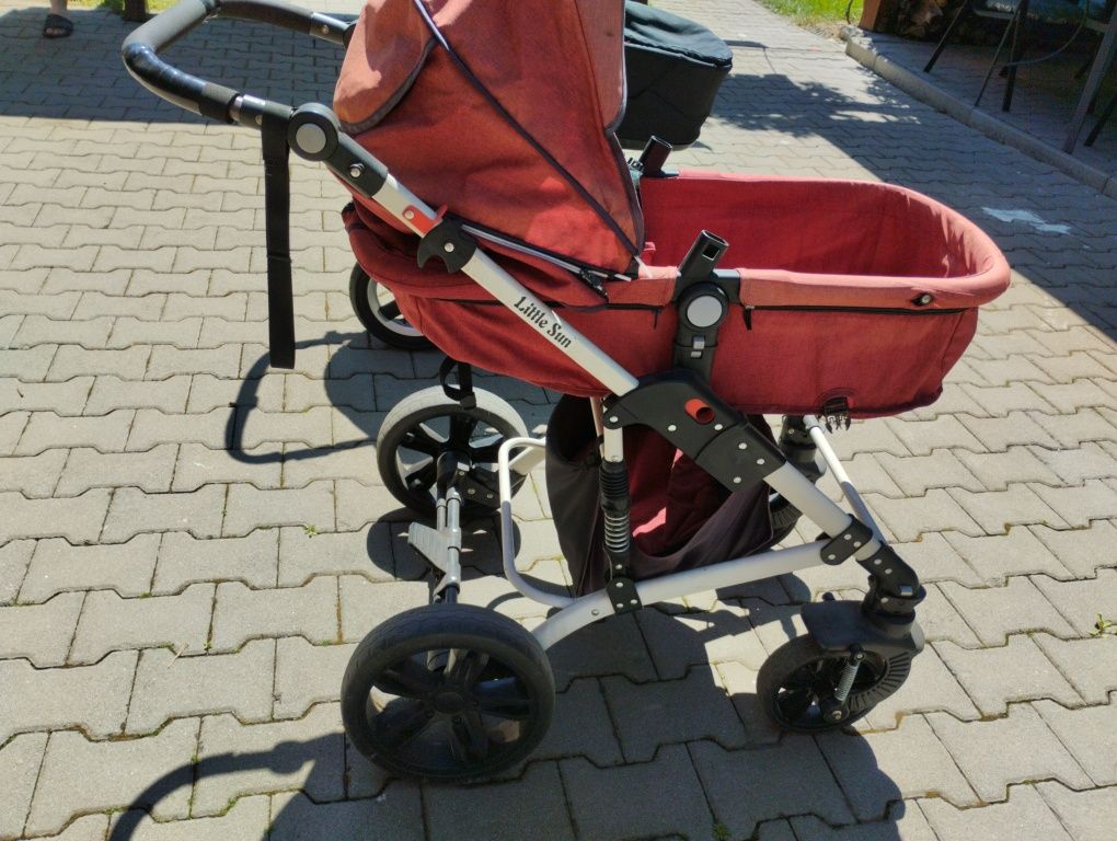 Vând doua cărucioare, cel negru 100 de lei și cel vișiniu 70 de lei