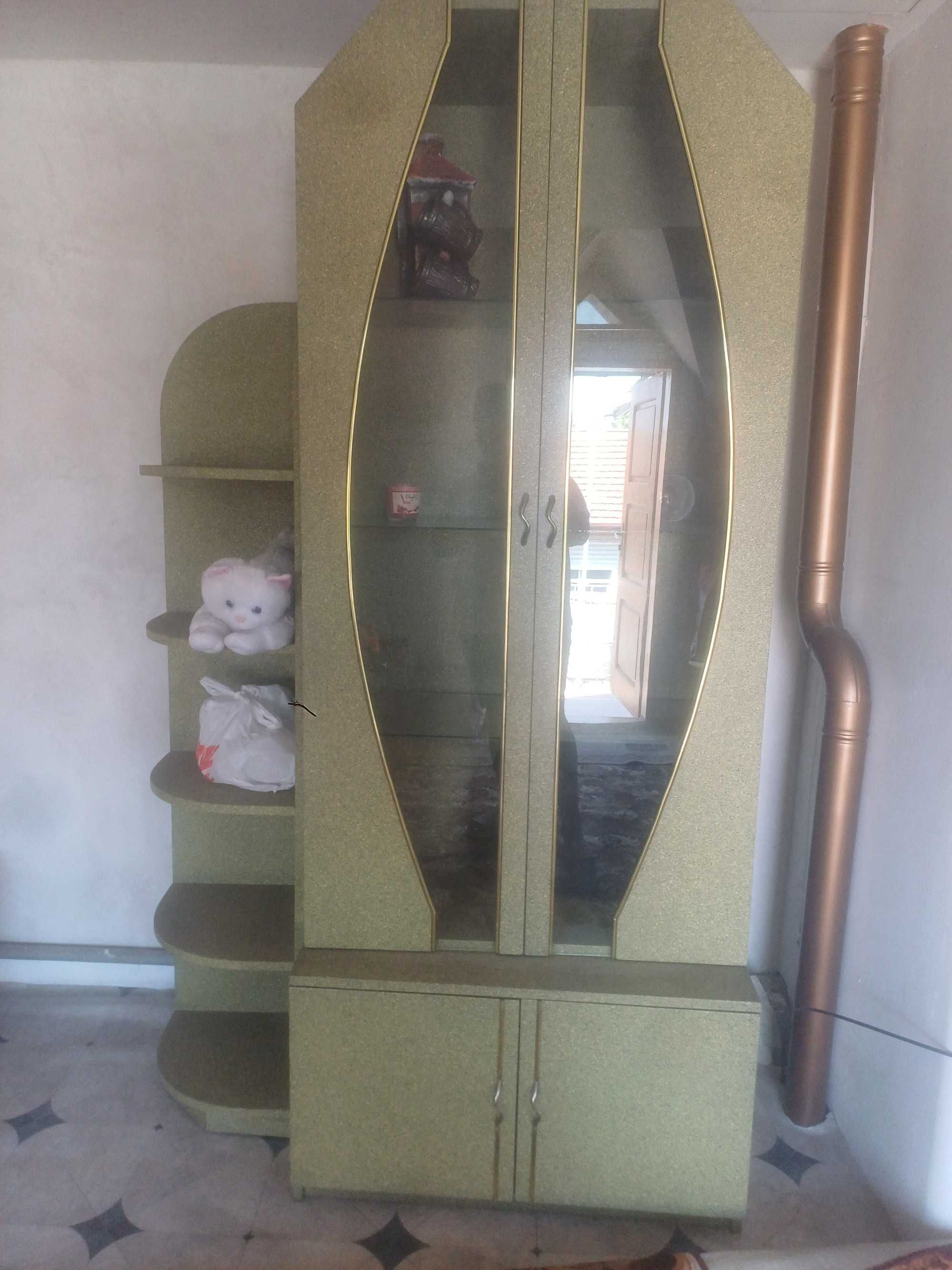Продавам секция.