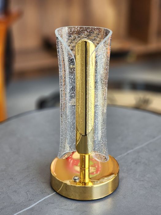 Золотая LED настольная лампа с акриловым абажуром