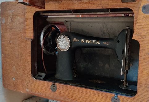 SINGER изключително запазена крачна шевна машина.