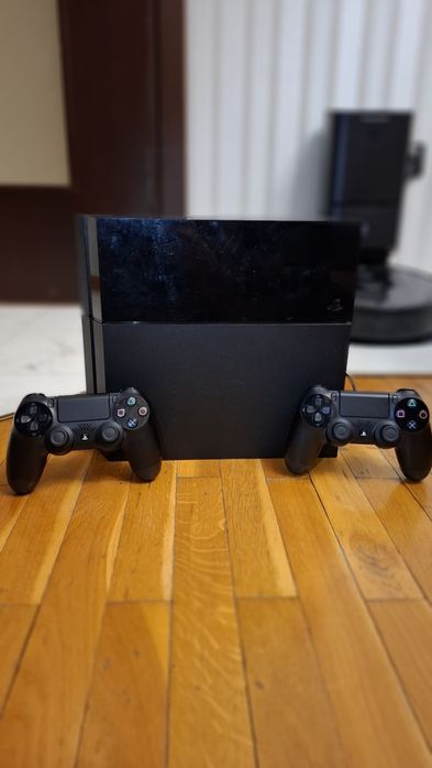 PlayStation 4 + 2 джойстика – Перфектно състояние