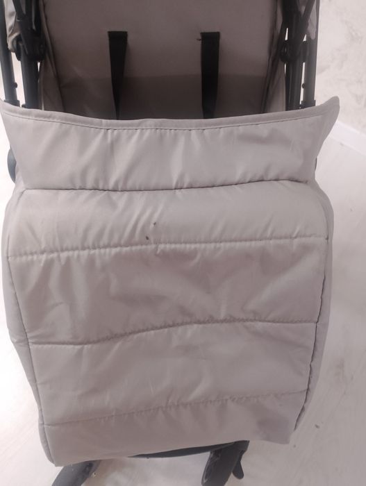 Продам прогулочную коляску с чехлом для ног