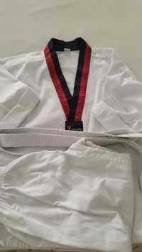 Форма для тхэквондо добок World Taekwondo белая с красно-черным воротн