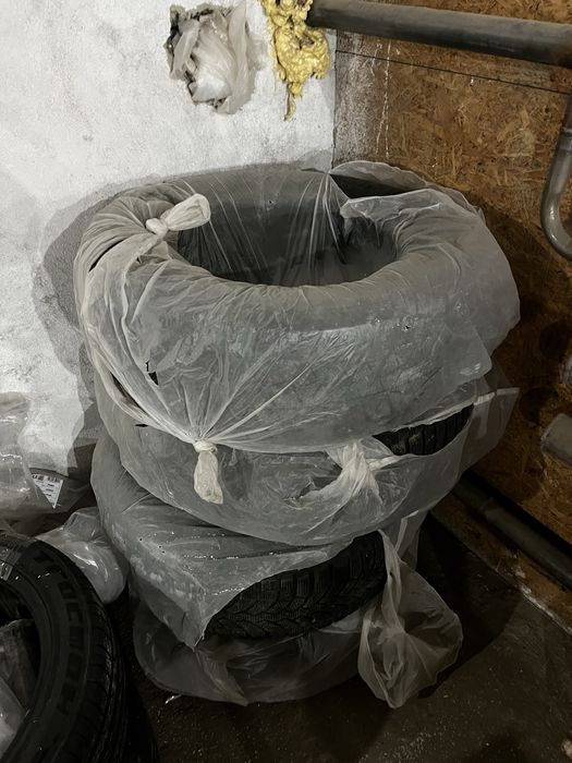 Зимная резина почти новые 265/60/R18