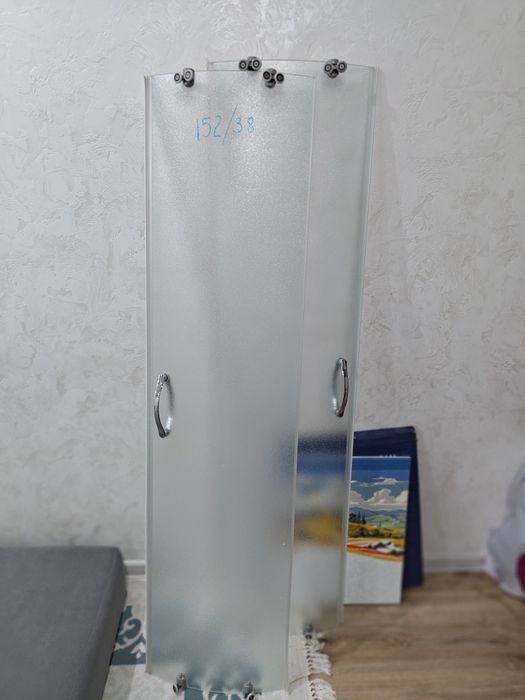 Двери душевых кабин левый и правый