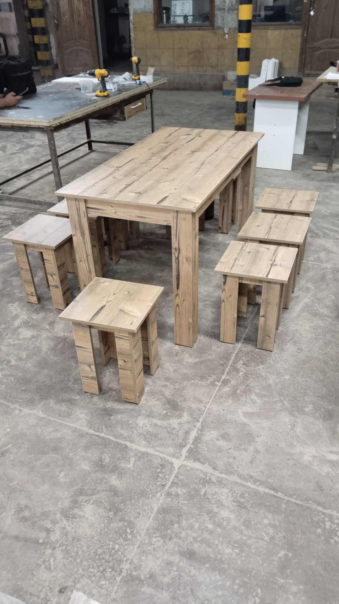 Продам стол с табуретками