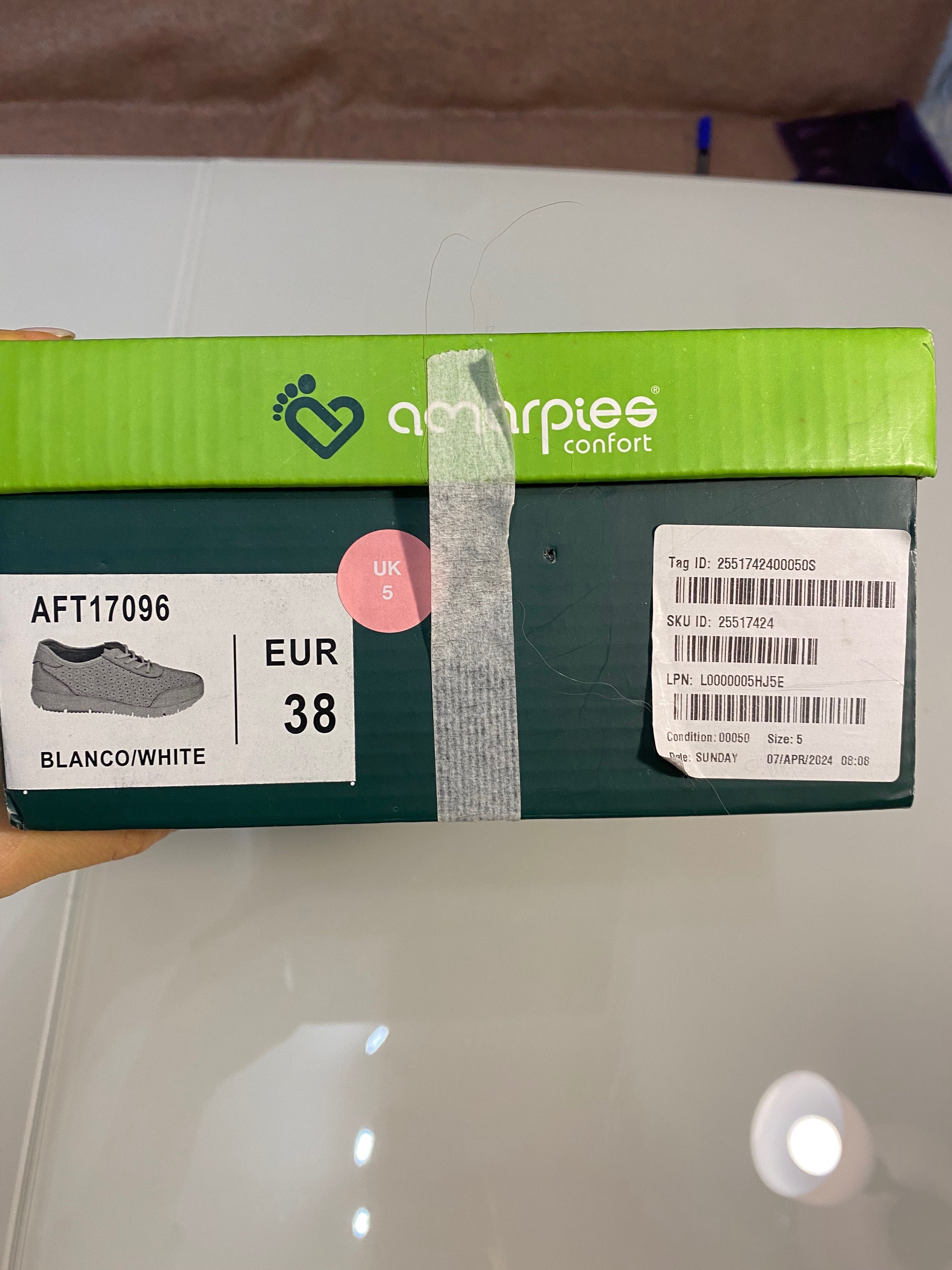 Бели обувки на amarpies