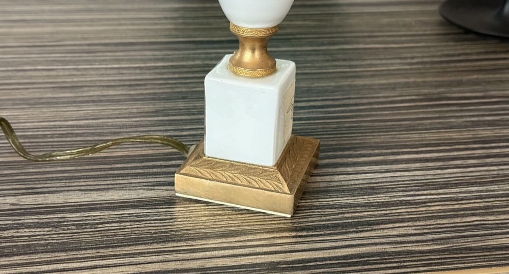 Lampa veioza art deco superba cu bec bayoneta antica vintage