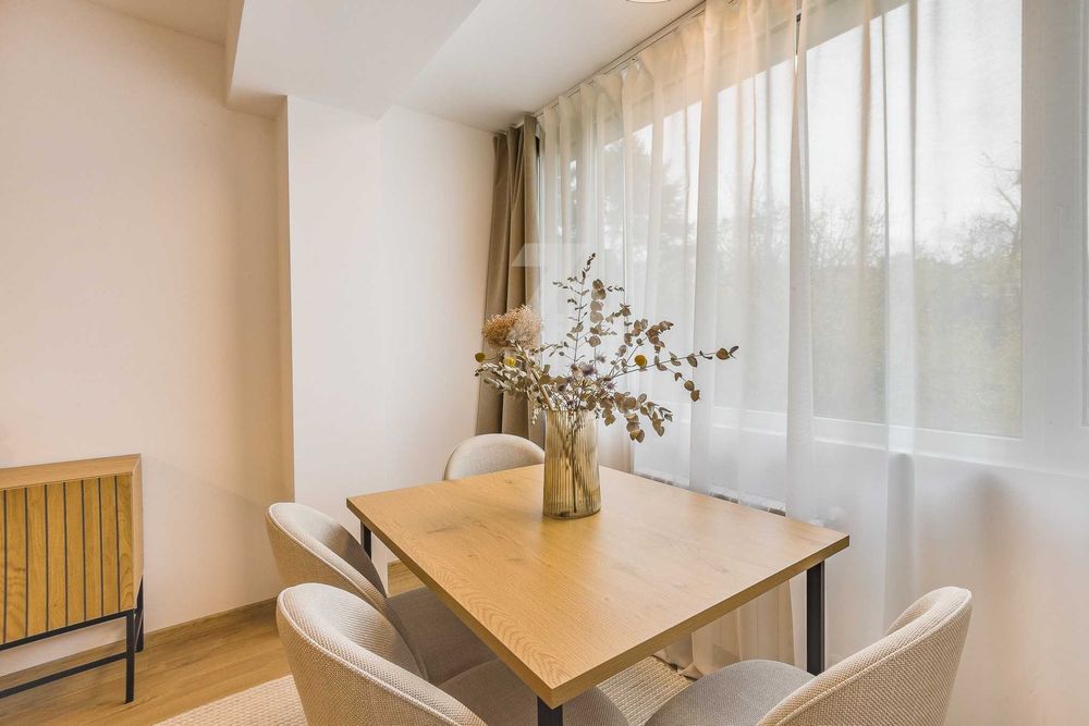 Продава се луксозен, 2- стаен апартамент в ж. кв. Младост 1